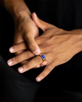 Preview: Siegelring aus 18 Karat vergoldetem Titan mit Lapislazuli-Stein - Credo Gold Blue